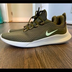 LIKE NEW Women’s Nike Running Shoes💚